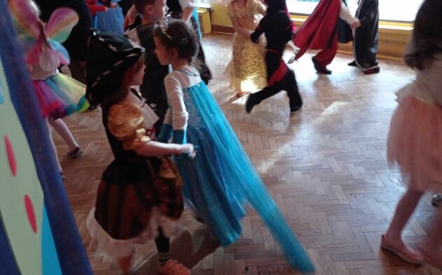 przedszkolaki podczas tańca na balu karnawałowym
