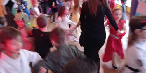 dzieci podczas tańca na balu karnawałowym
