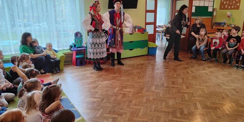 para w stroju krakowskim prezentująca się przedszkolakom