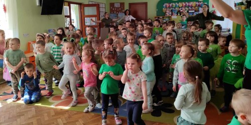 dzieci ubrane na zielono ilustrujące ruchem treść piosenki